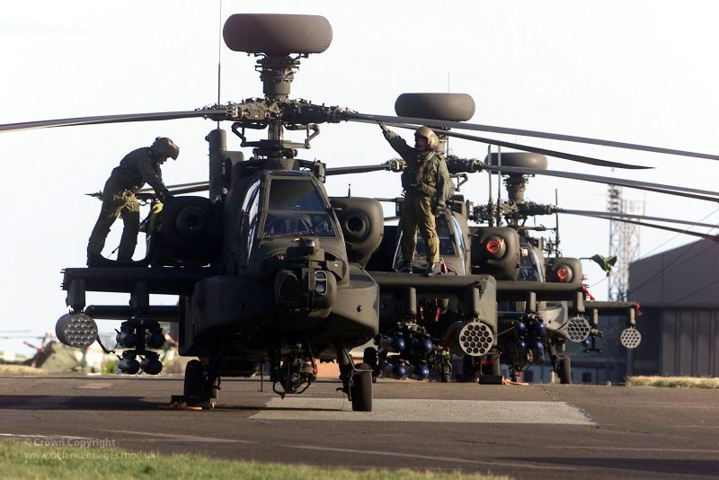 Contratto da 293 milioni di sterline per il supporto degli elicotteri Apache del Ministero della Difesa UK